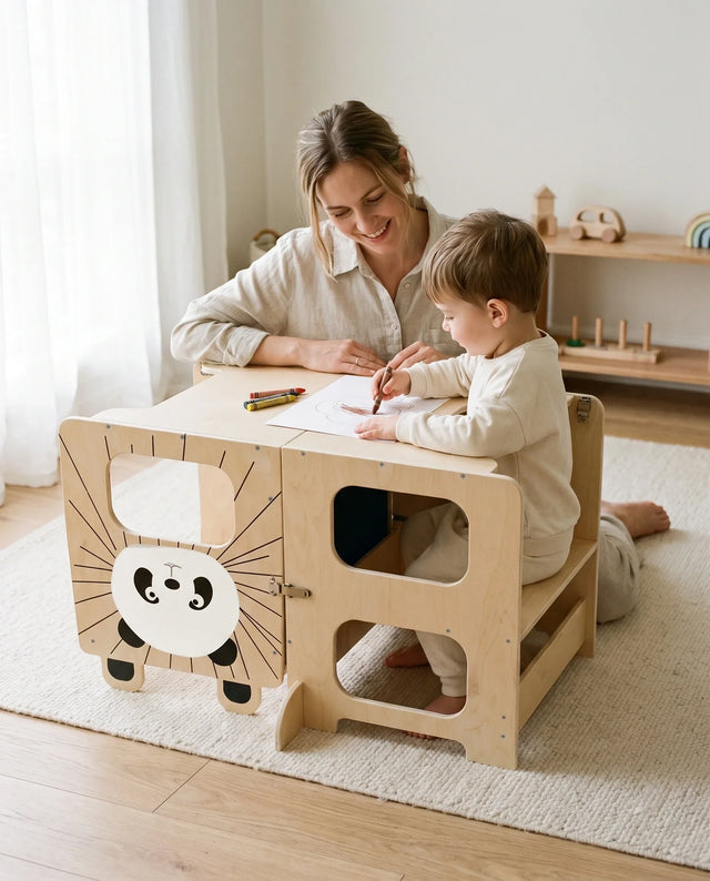Tour d'observation 3 en 1 transformée en table et banc, un enfant dessine