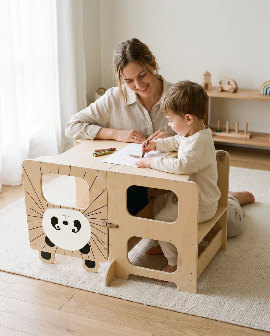 Tour d'observation 3 en 1 transformée en table et banc, un enfant dessine