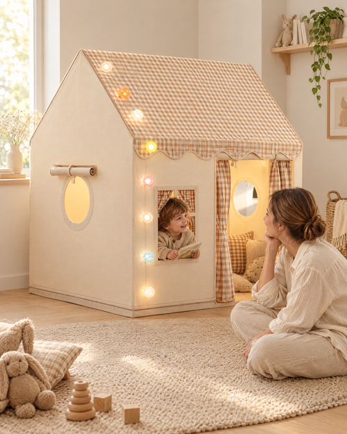 Enfant qui lit dans sa cabane lumineuse, sa maman assise devant