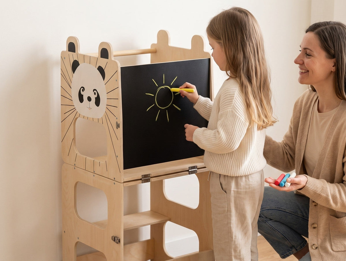 Enfant qui dessine à la craie sur le tableau noir de la tour